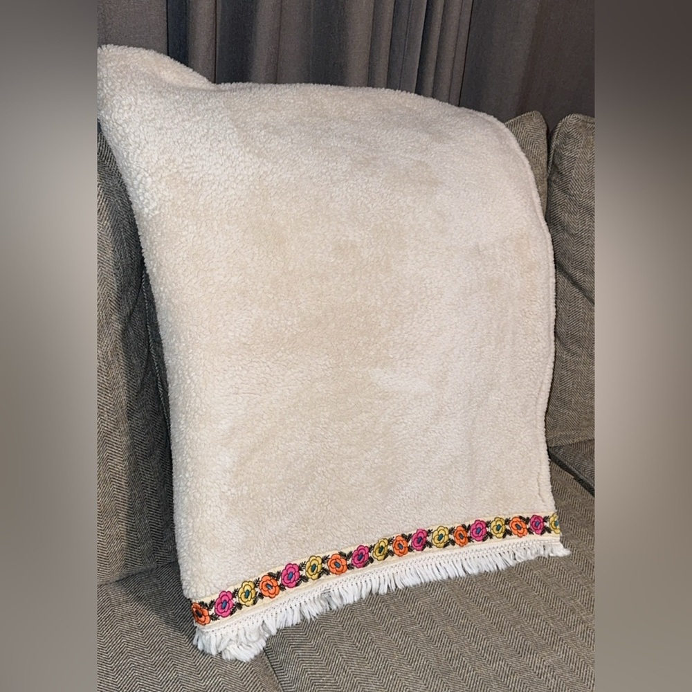 NATURAL LIFE 50”x60” plush throw/blanket floral 100% Polyester